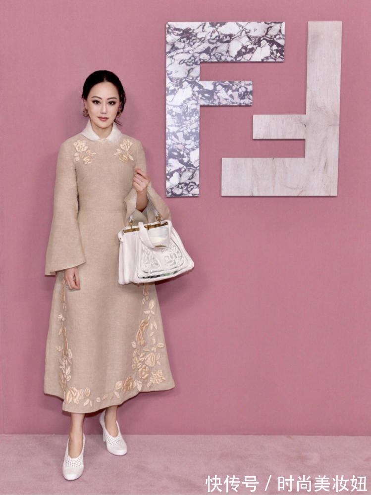 色系|章小蕙活成女人羡慕的样子,58岁穿搭精致优雅,藏不住的贵气感