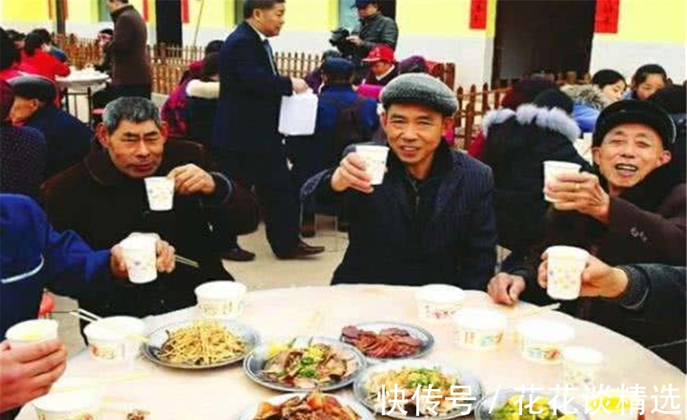 俗语：“桌上不摆三盘菜”，下半句十人九不知，餐桌礼仪不妨留意