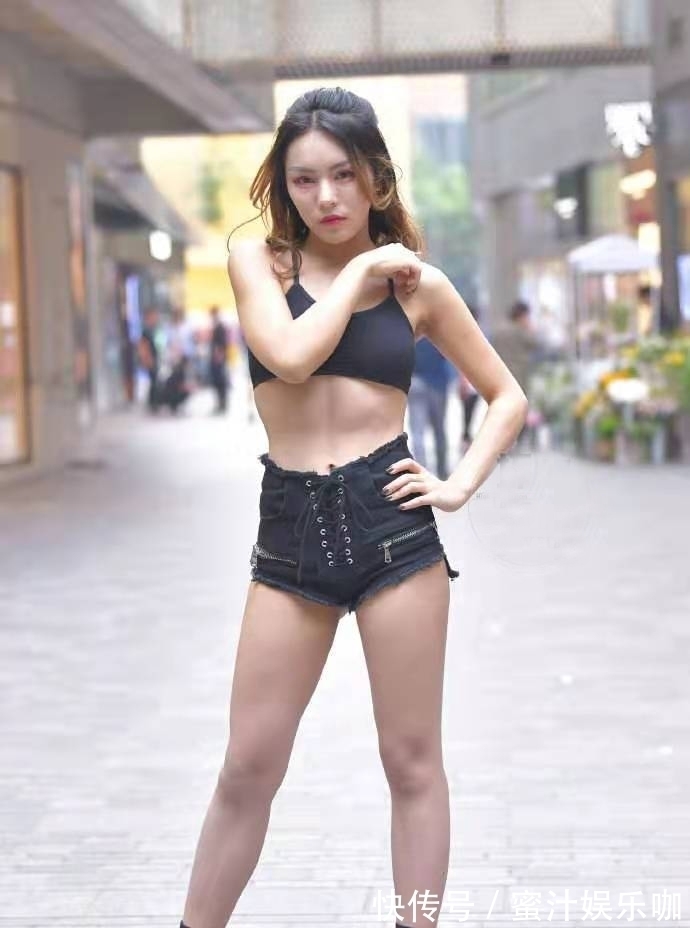 小姐姐 好看又显气质的基础款穿搭,短打背心+牛仔短裤,清新又有女人味