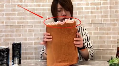 大胃王挑战30斤“牛排”，啃一口却穿帮了，网友：我能吃50斤