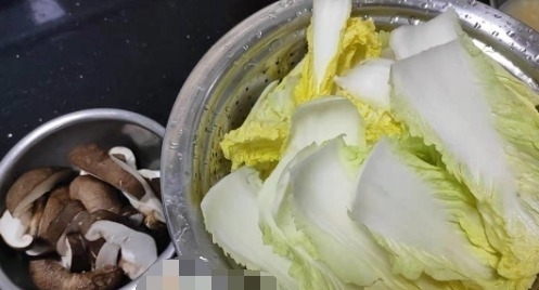 天冷，这菜要多吃，跟豆腐是绝配，焖一锅实在太鲜了，营养又暖身