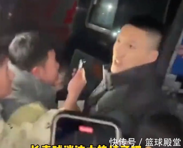 训练课|广东第一堂训练课结束,众球迷堵大巴!小胡挤怕了,周鹏无奈笑笑
