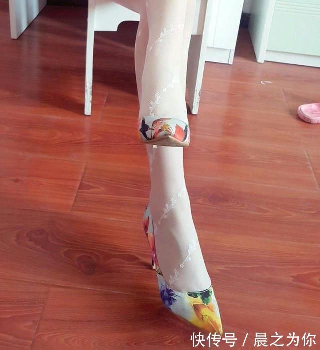 丝袜 尖头细跟高跟鞋加丝袜,轻松显优雅女王范