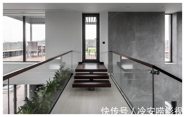 游泳池|夫妻逃离城市，自建1250㎡现代风格住宅，这场面令人叹为观止