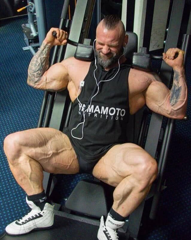 肌肉男|世界最低体脂肌肉男,一次吃十斤生牛肉,肌肉像拉丝一样血管暴突