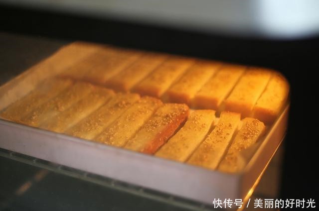 适合烘焙新手学做的小零食，简单易上手，口感香香脆脆，好美味