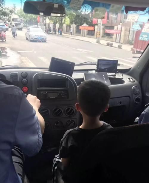 骑士|心碎现场!弟弟校门口骑士跪迎姐姐却被忽略,家长:姐姐太害羞