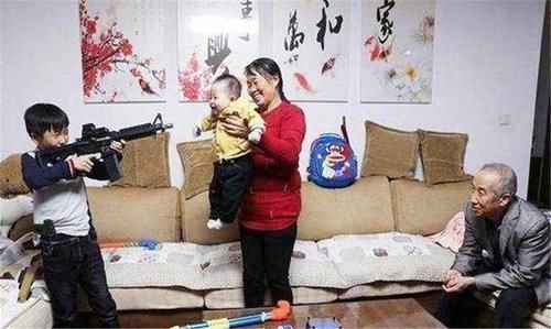 养育|护士报喜“双胞胎儿子”,宝爸当场崩溃转身就走不得了,我头晕