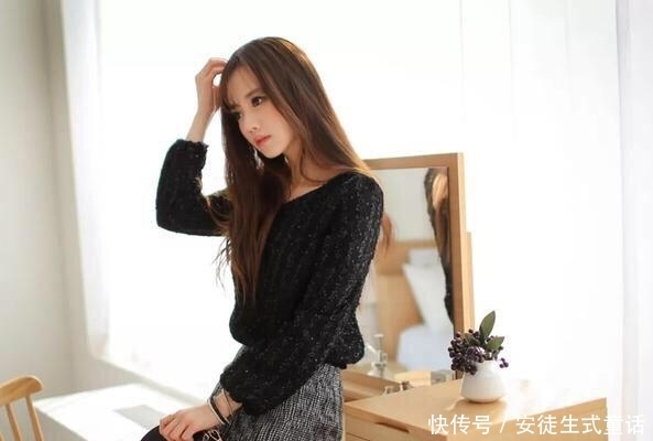 看看服装模特孙允珠身上这款打底衫,搭配短裙高跟鞋穿着时髦洋气