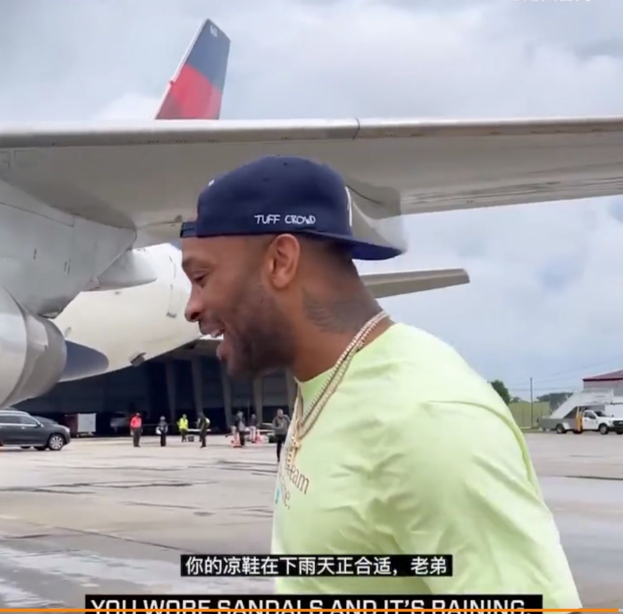 亿万富翁|酸了!字母哥晒塔克穿镶钻球鞋登机,自己只穿一双人字拖太寒酸