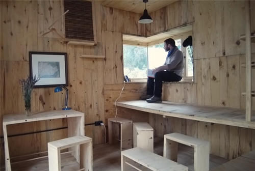 种菜|他用40棵松树,在荒山野林建起小屋,屋顶种菜生活自给自足