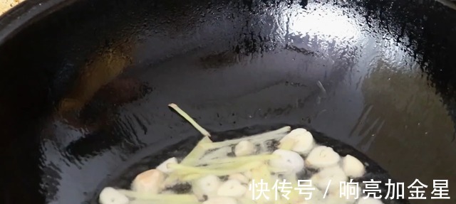 茄子里加1个西红柿，这样做太香了，很多人没试过，比吃肉解馋！