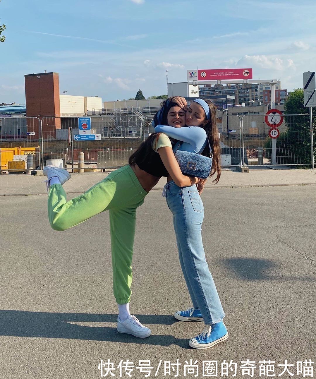 比利时|比利时双胞胎姐妹玩转甜酷风，亮眼色调新意足，闺蜜出游直接照搬