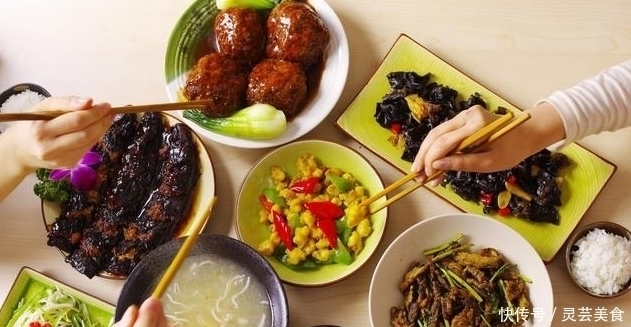 老板来家蹭饭,媳妇下厨做了8菜1汤,月底发工资时却蒙住