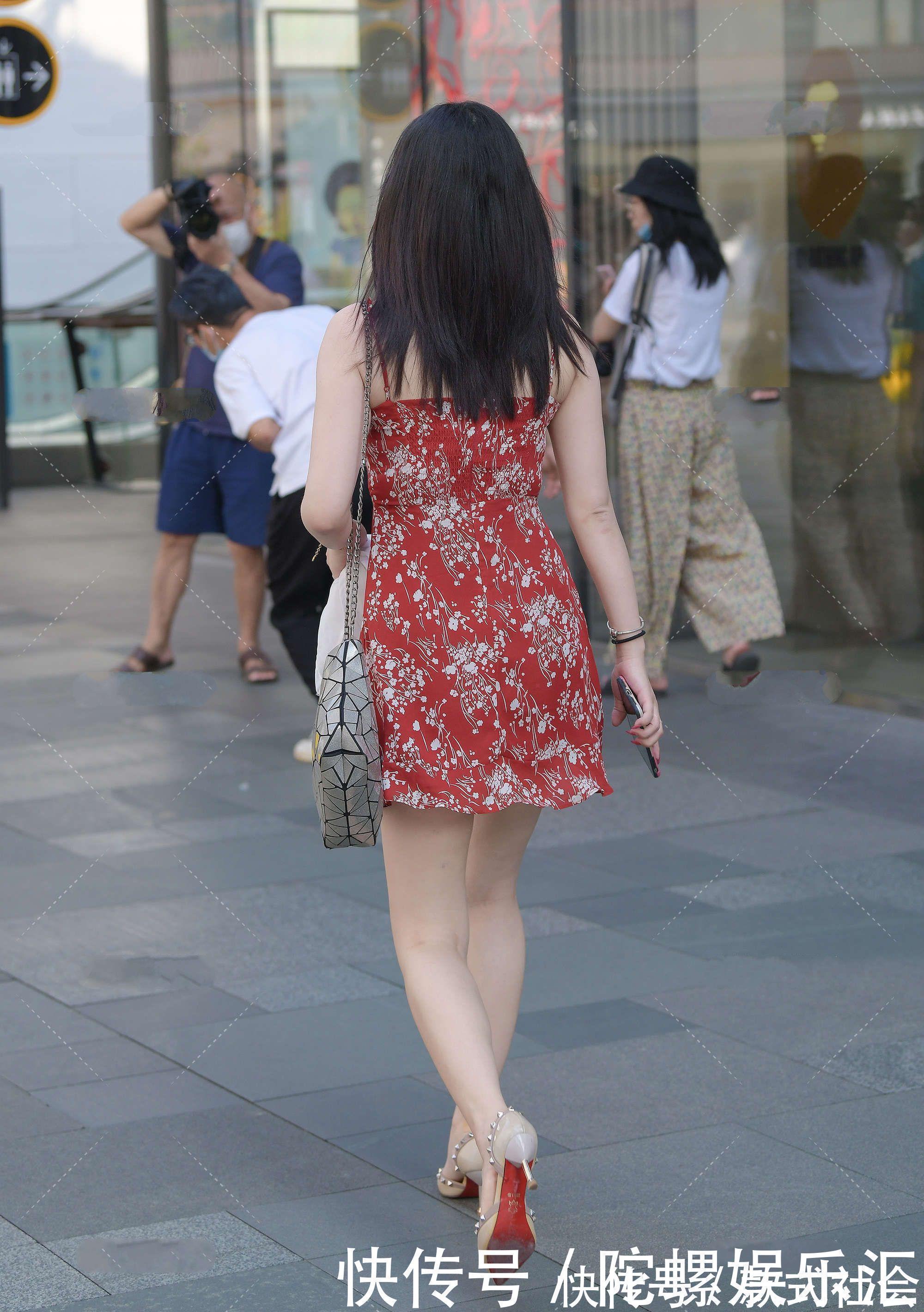 碎花连衣裙|红色碎花连衣裙搭配铆钉高跟鞋,既显清新又凸显个性