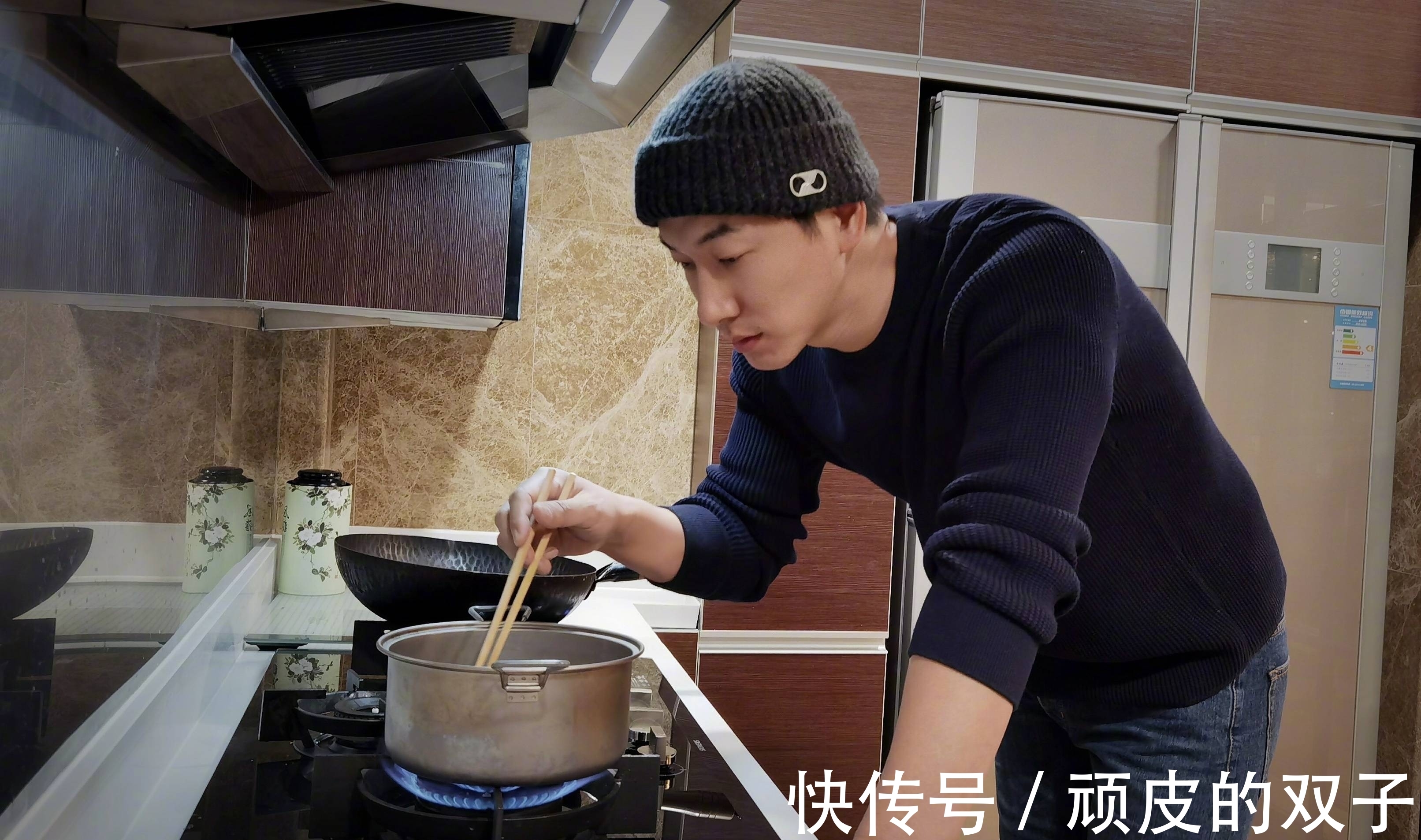 做家务的男人|凭借《爸爸去哪儿》走红，如今快要“失业”，张亮成家庭“煮夫”