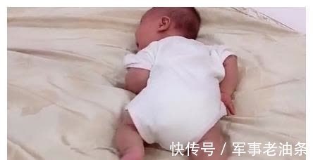 糟老头子|“巨偏心奶爸”带娃火了,一旁的儿子:糟老头子,好歹帮我翻个身