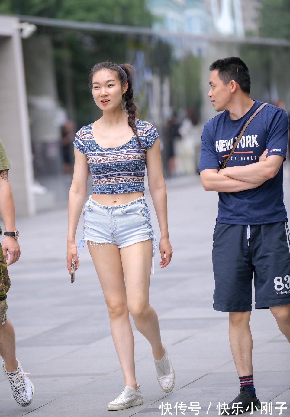 牛仔短裤|笑容灿烂的小姐姐,身穿有特色的短袖,搭配牛仔短裤,和朋友一起逛街显得很时尚