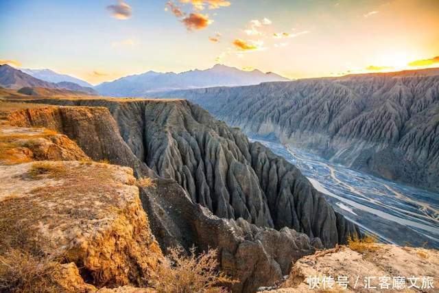 老年|在新疆伊犁杏花香雪里,等待杏花微雨中遇见你,从此一眼千年