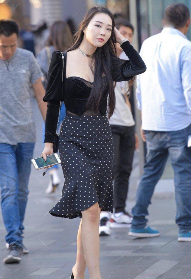 黑色低领上衣彰显复古气息,斑点裙子搭配银质高跟鞋宛如一位贵妇