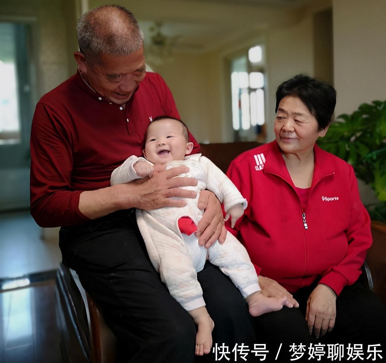 宝妈|10年前,60岁高龄试管生下双胞胎女儿的她,现在坦言后悔了