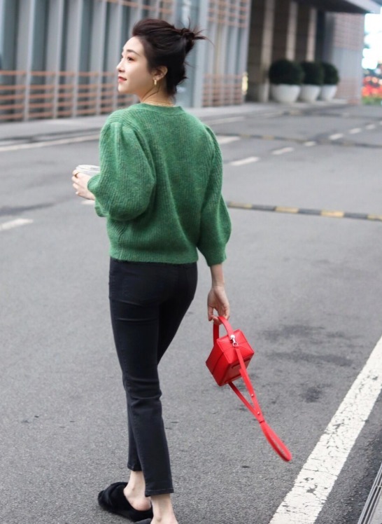 下图 今年流行“毛衣+牛仔裤”,不光保暖舒适,普通人穿了简约又洋气