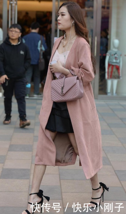 粉色系的拉沙大衣,里面选择淡粉色的垂饰,彰显独特的女性气质