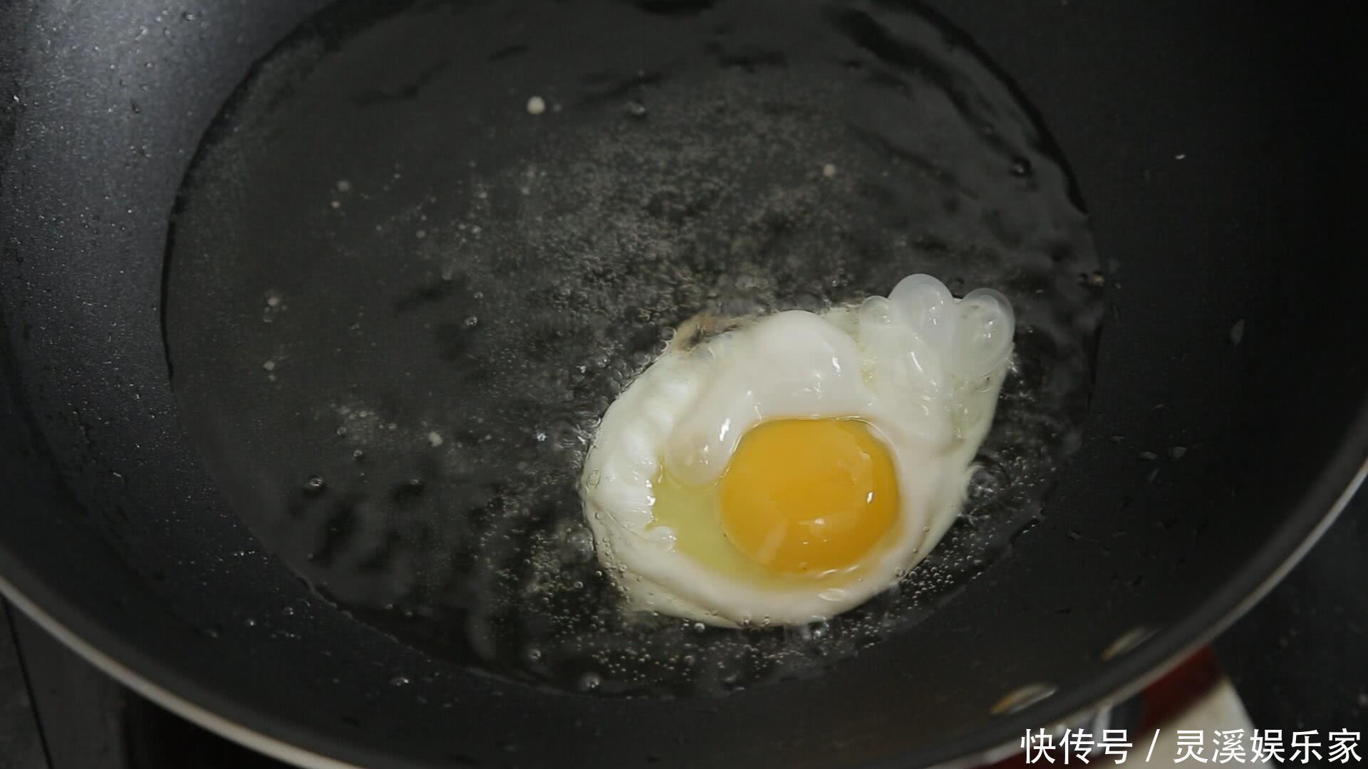 煎荷包蛋时，油里多放一样东西，荷包蛋又圆又嫩，0失误还不粘锅