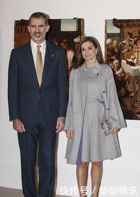 西班牙王后又穿“高级灰”,搭配蛇皮鞋和包,比时尚女魔头更洋气