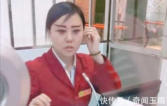 小姐姐|小姐姐画着一对关公眉,她抬头那一刻,才发现颜值跟眉毛没有关系