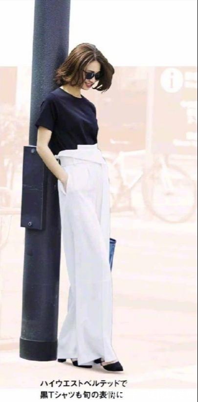 黑色t恤|四五十岁穿衣别“乱用颜色”,简洁的色系才最高级,优雅又有气质