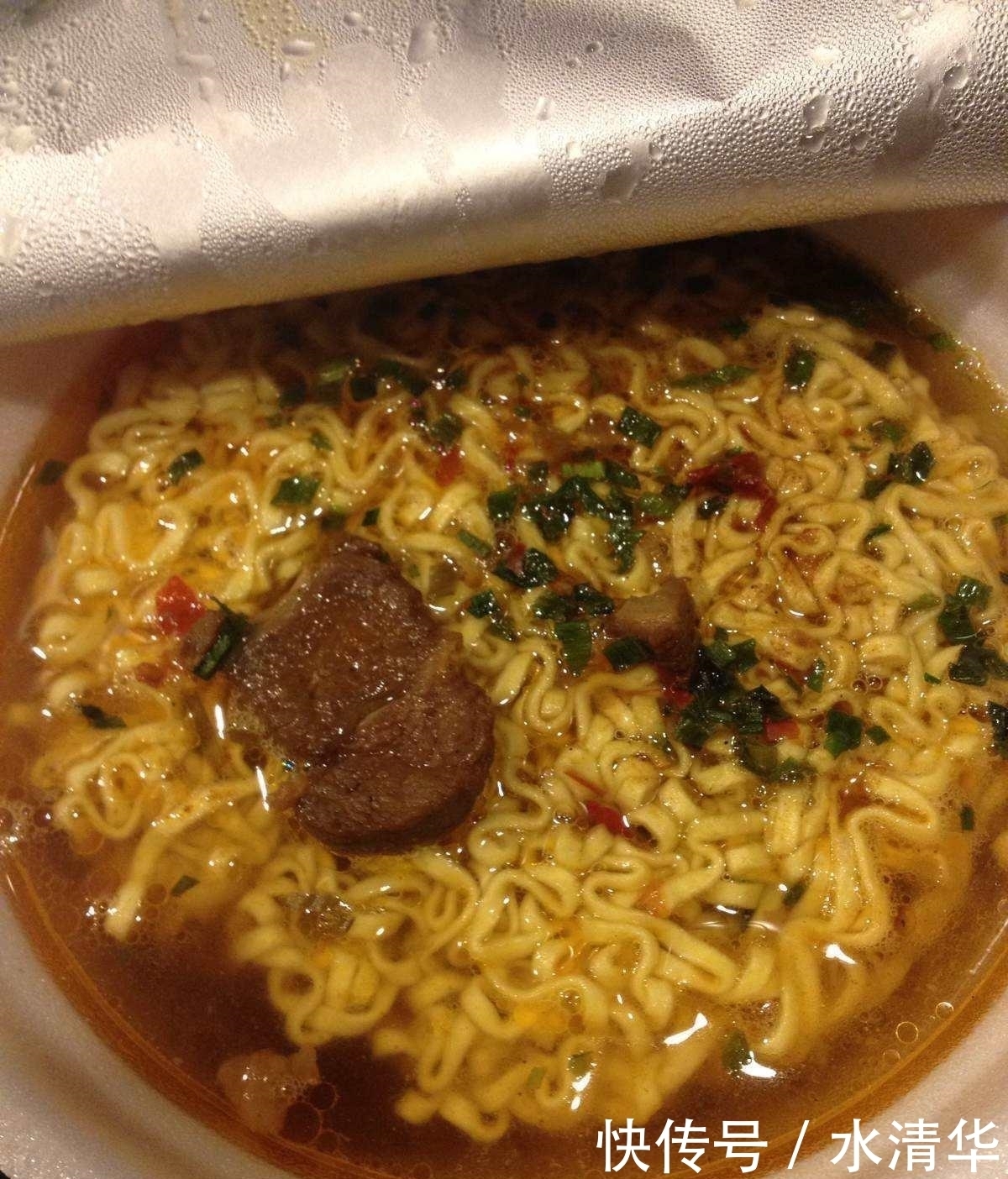 吃不饱|为啥泡面“一包吃不饱,两包吃不完”看完才发现商家的“猫腻”