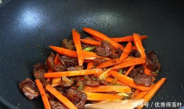 蒜苔和腊肠这么炒,出锅香喷喷,米饭比平常多吃几碗