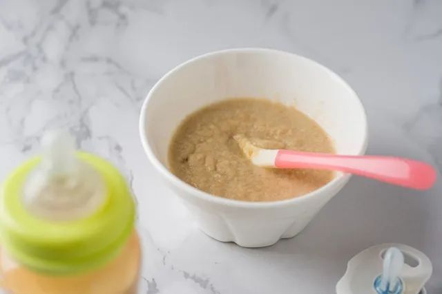 家长|八个月宝宝发育迟缓,原因是添加辅食不当惹的祸,家长要引起注意