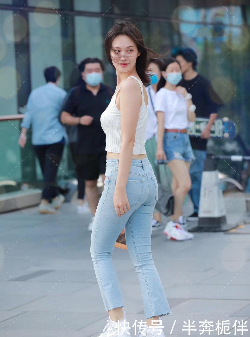 白色牛角纽扣小背心,详尽怪异,合乎本身气质