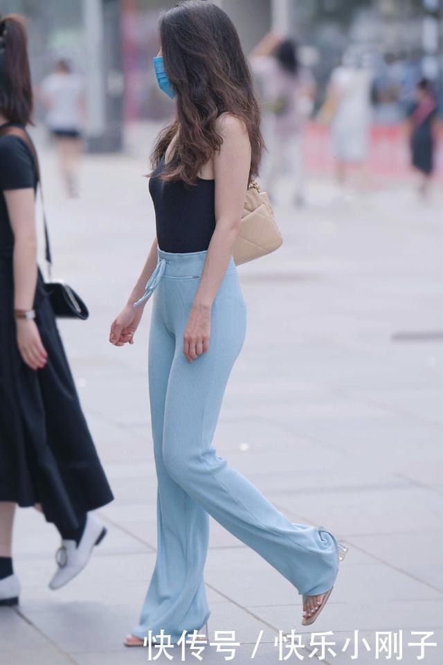 简约的贴身背心,可以修饰身体曲线,尽显时尚潇洒