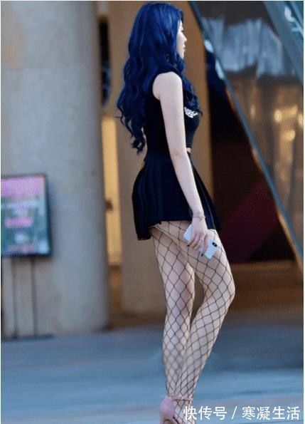 美女|美女小姐姐穿设计款T恤,时尚又新潮,魅力迷人