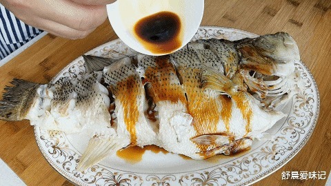  清蒸鱼，不要上来就放盐，教您小妙招，鲜嫩多汁，不柴也不腥