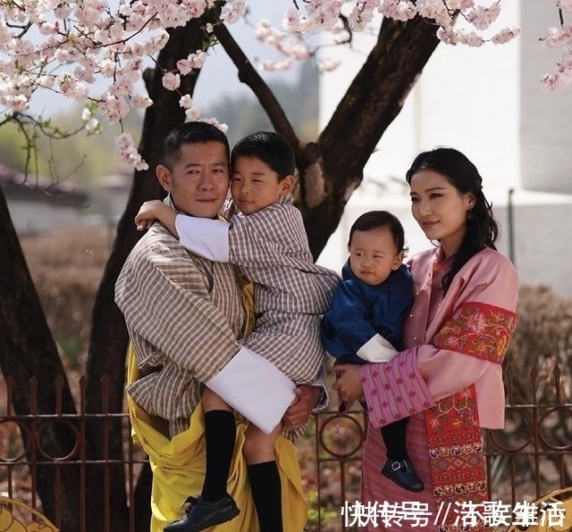 爱情故事|不丹王后罕见换发型好惊艳!盘发超美,却被身边不丹公主抢了风头