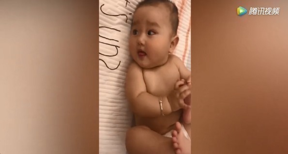 偷吃|宝宝偷吃脚脚被发现,妈妈问好不好吃,宝宝回答简直太可爱了