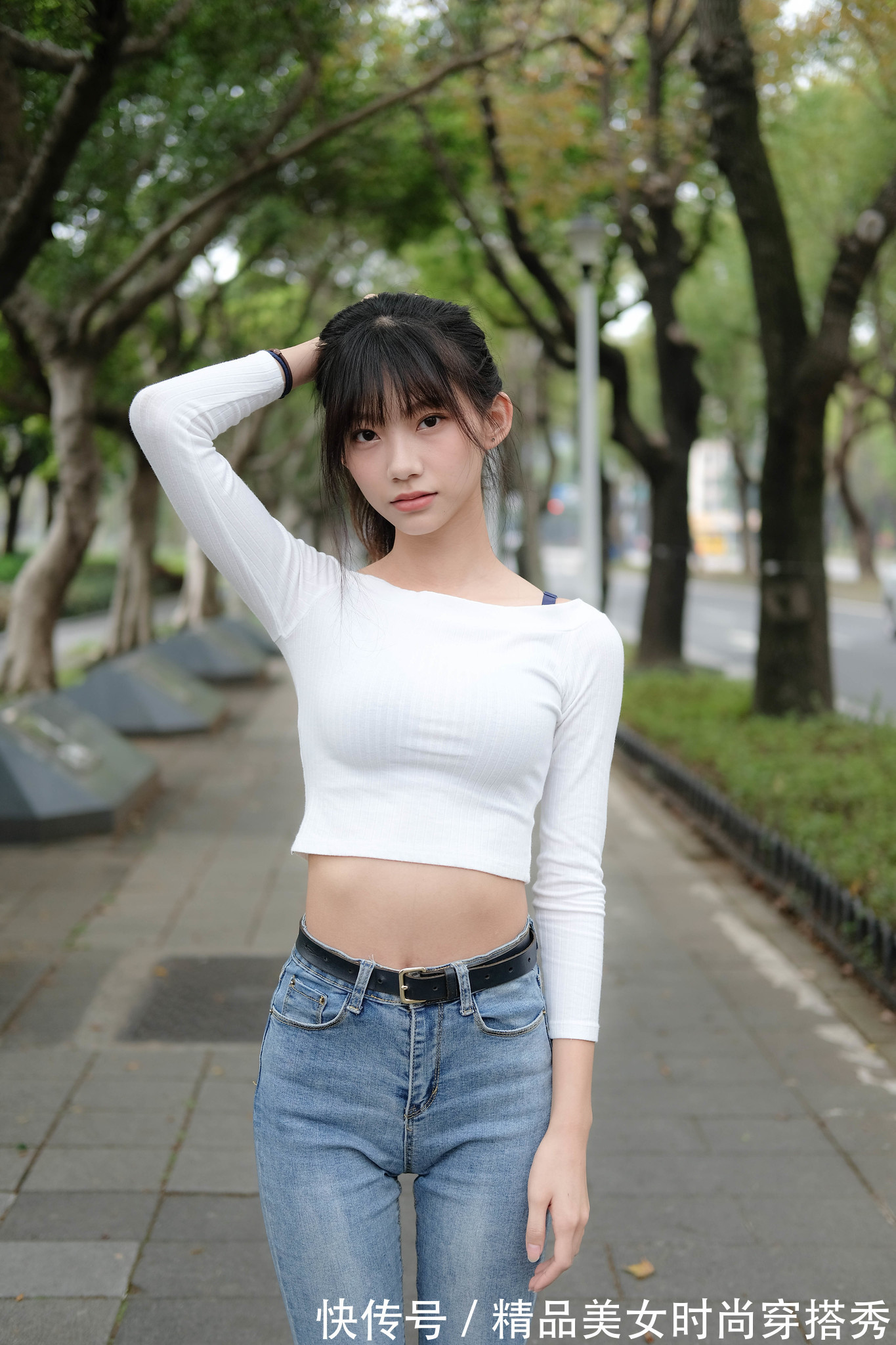 风格|白色针织衫搭配牛仔裤+平底鞋，整体的风格简约又休闲，清爽舒适