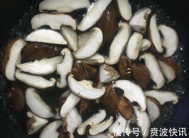 正确做法|炒香菇前到底用不用焯水厨师长教你正确做法,香菇鲜滑又营养!