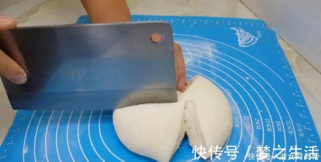 我家烙饼就爱这样做，擀杖卷一卷，张张柔软又劲道，比鸡蛋饼还香