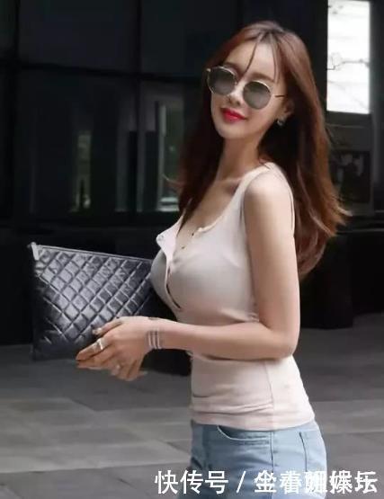 针织|针织背心搭配高腰牛仔裤,设计独特,自信满满