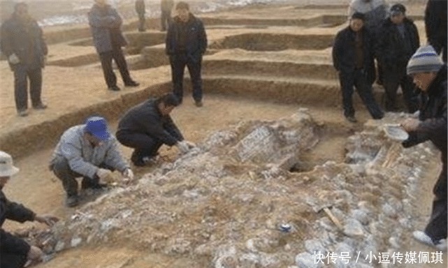 珍宝|公路下挖出古墓,墓内珍宝被洗劫一空,专家一摸墙壁激动万分