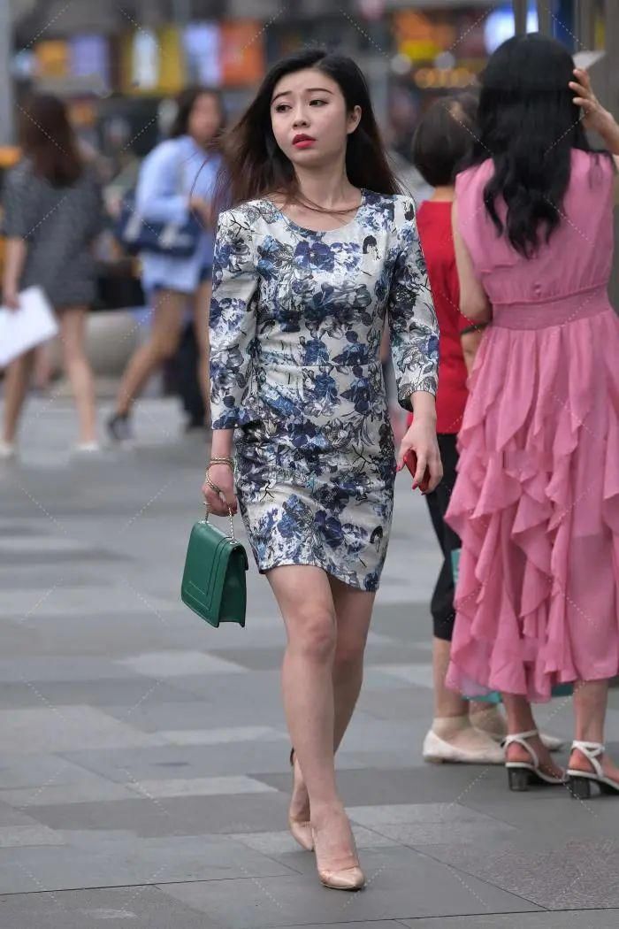 深蓝印花长袖连衣裙搭高跟鞋，显瘦显气质，更加的优雅气派