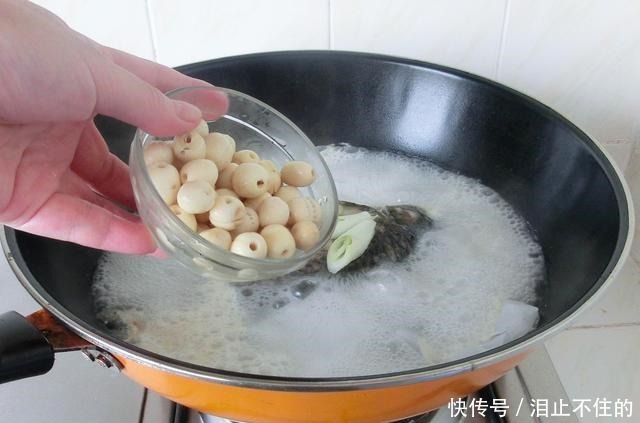 不管炖什么鱼汤,都不要放这“2种调料味”,做不对鱼又腥又难喝