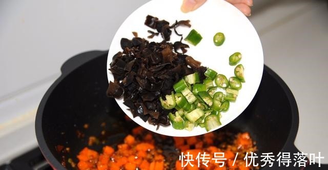 在家做鱼香肉丁拌面，口口留香，一口满足！