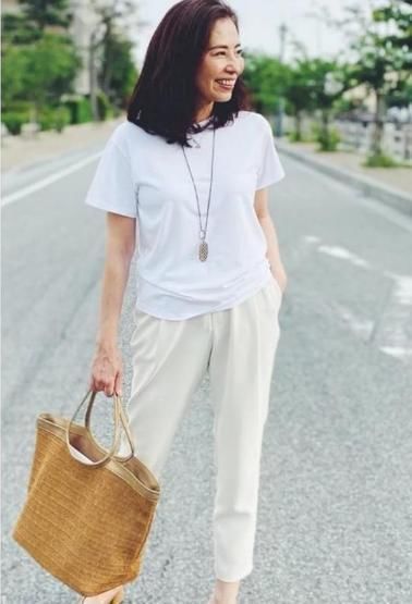 50岁女人拒绝“奶奶装”,学会这样穿,简约优雅又大方体现女人味