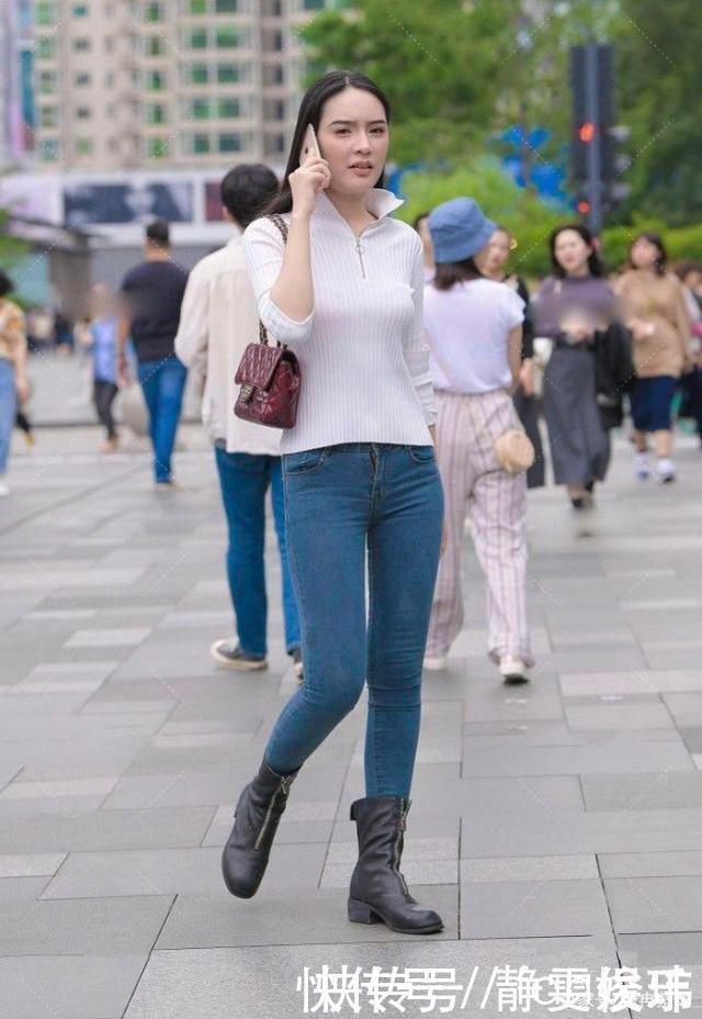 白色棉质上衣搭配蓝色牛仔裤,青春靓丽,气质迷人